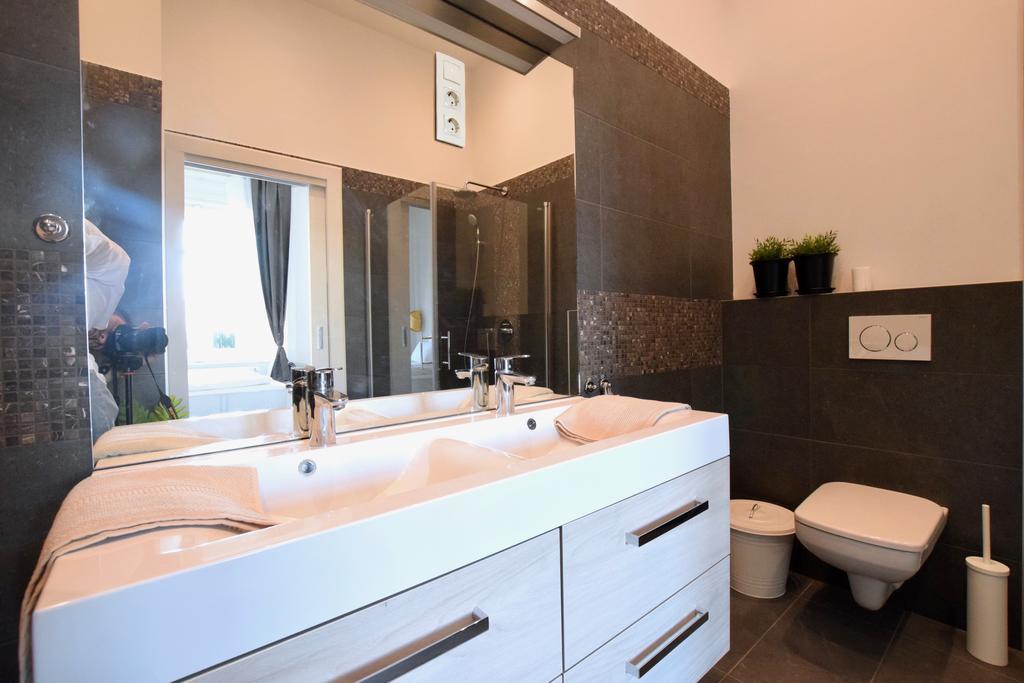 Luxury Apartment By Hi5 - Kiraly Street Suite بودابست المظهر الخارجي الصورة