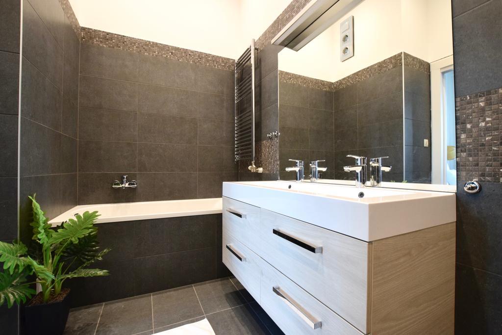Luxury Apartment By Hi5 - Kiraly Street Suite بودابست المظهر الخارجي الصورة