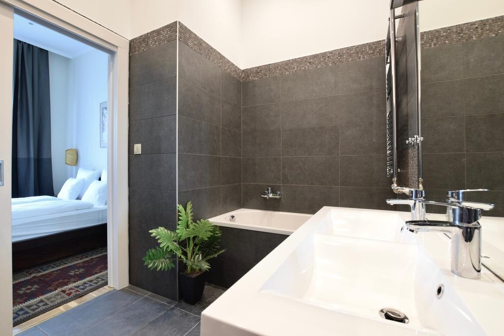 Luxury Apartment By Hi5 - Kiraly Street Suite بودابست المظهر الخارجي الصورة